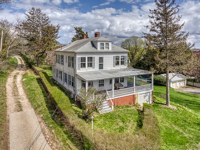 100 Maple Ln — Photo 1