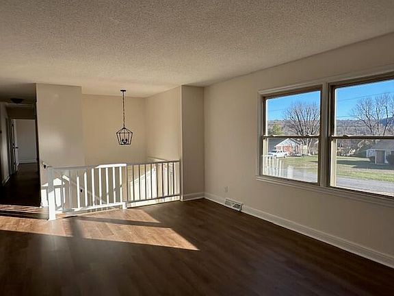 3rd image of 318 Dyer St