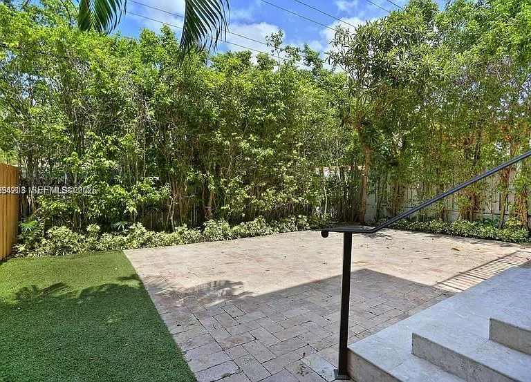 592 Fernwood Rd #B — Photo 22