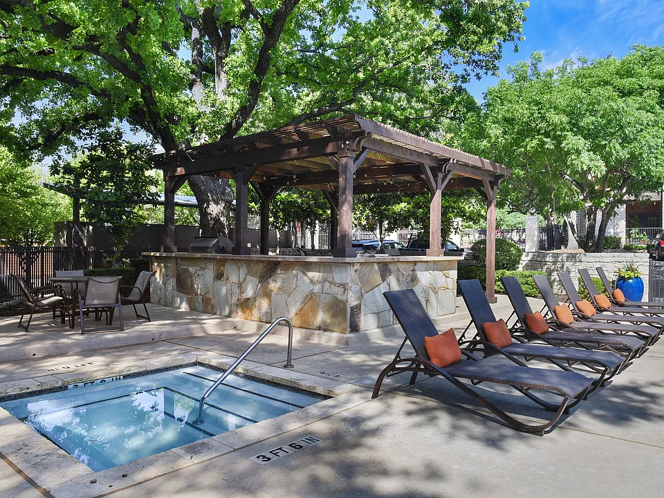 Saratoga Ridge Apartments Austin TX Poolside