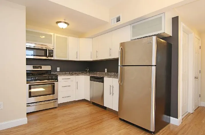 5 bed, 9999 sqft, $5,650 — Photo 2