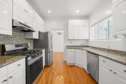LARGE BRIGHT KITCHEN W/ STAINLESS STEEL REFRIGERATOR (w/ ice maker), STOVE, DISHWASHER, NEW LARGE SINK
