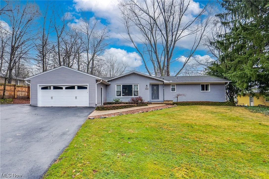 572 Evergreen Dr photo 1