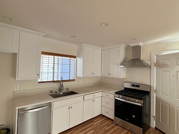 5th image of 5742 Woodman Ave Unit 2