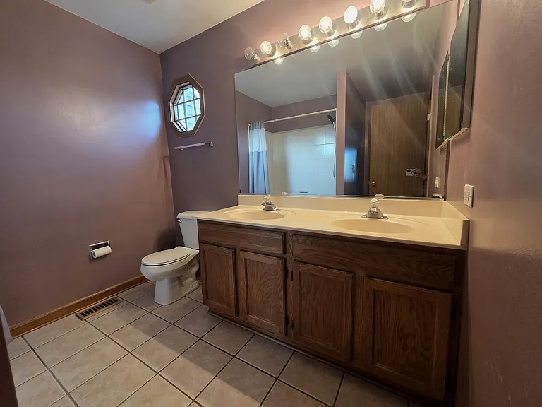1485 Exeter Ln — Photo 13