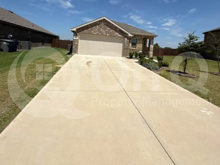915 Presleigh Dr — Photo 3