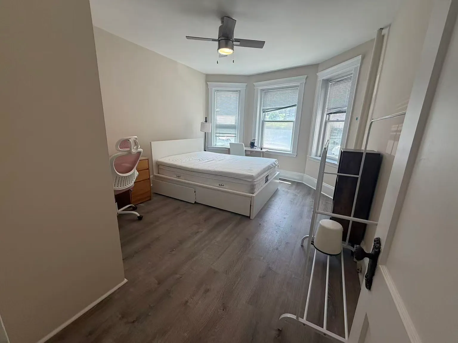 3 bed, 929 sqft, $3,500 — Photo 2