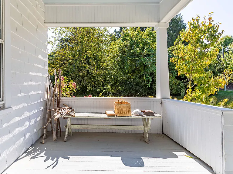 210 Manor Ln — Photo 8