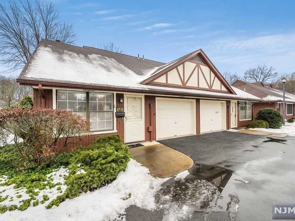 17-2 Tamaron Dr, Waldwick, NJ 07463