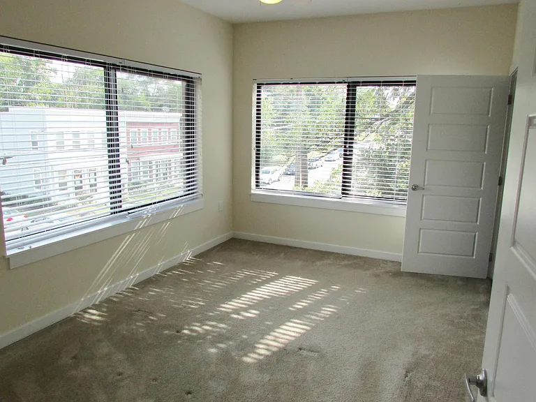 909 Perry St — Photo 5