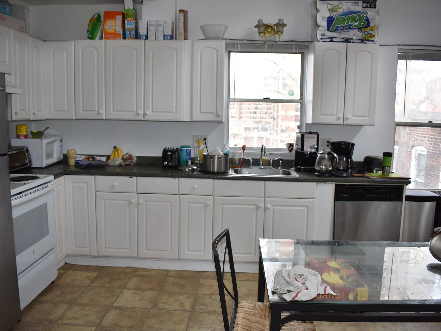 5 bed, 9999 sqft, $4,400 — Photo 2