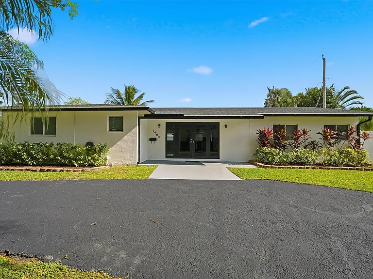 1400 SE 8th Ave — Photo 2
