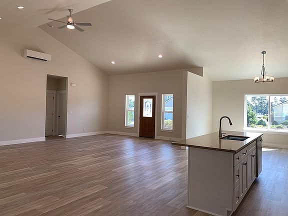 2nd image of 76 Fawn View Ln