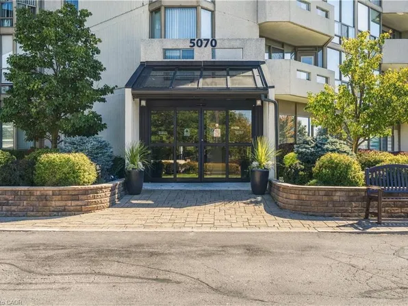 5070 Pinedale Ave #302, Burlington, ON L7L 5V6