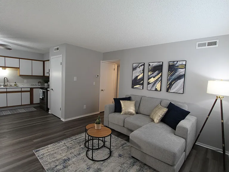 The Warwick of Norfolk. Now leasing updated 1, 2 bedroom apartments and 3 bedroom townhomes! — Photo 2
