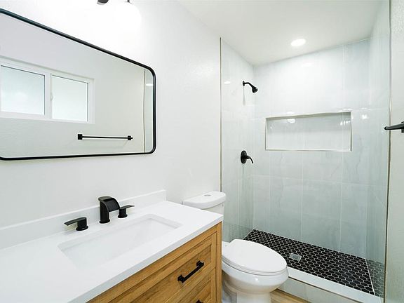 4th image of 1758 Manor Dr