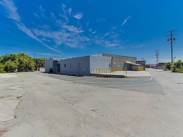 1st image of 424 S Gladys Ave