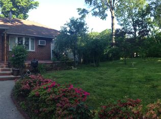 2 Cornell Dr, Great Neck, NY 11020