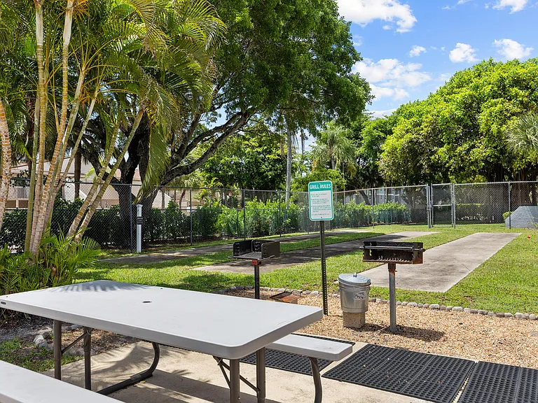 470 Executive Center Dr #5B — Photo 15