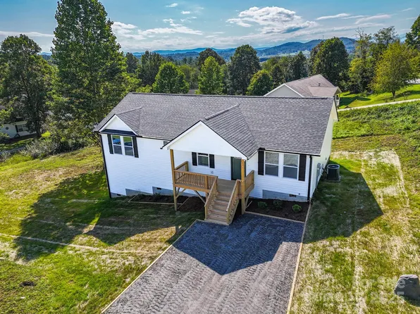 271 Freeman Place Trl, Hendersonville, NC 28792