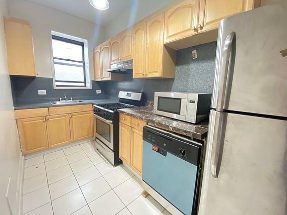 4th image of 3660 Broadway #53CC