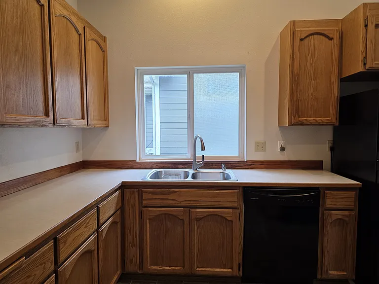 384 Selkirk Dr — Photo 19