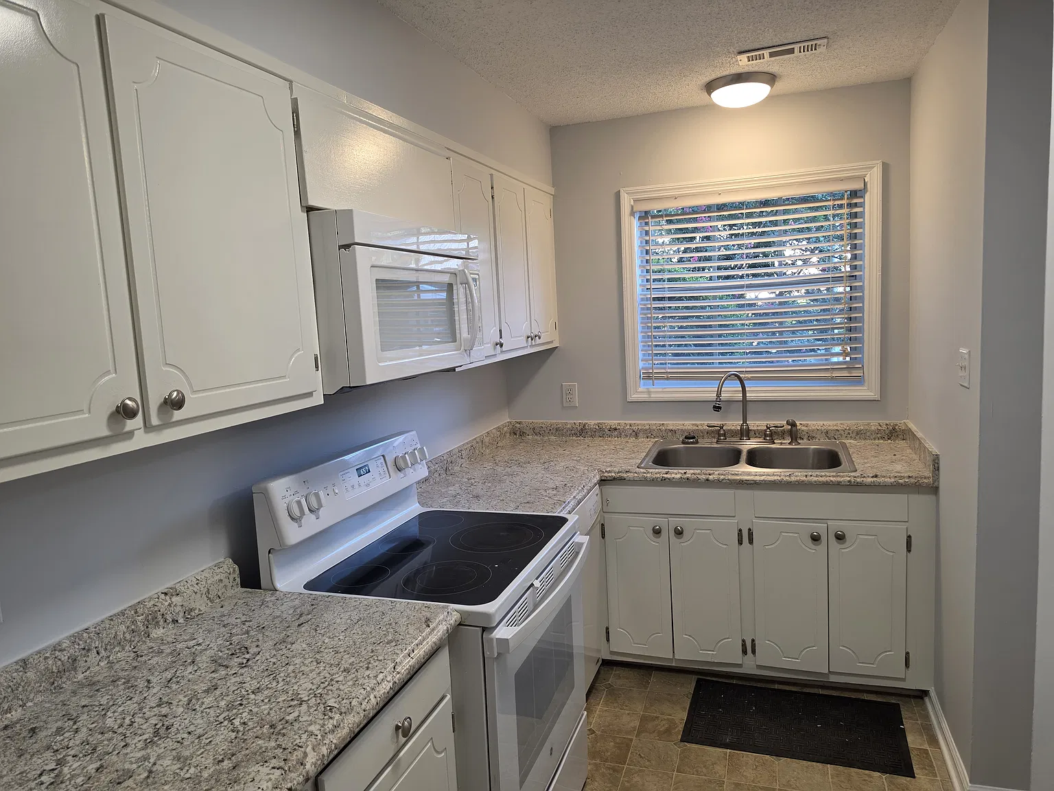 2 bed, 1.5 bath, 1056 sqft, $1,650 — Photo 2