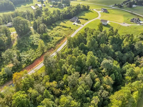 17 Regal Oaks Dr, Wilkesboro, NC 28697