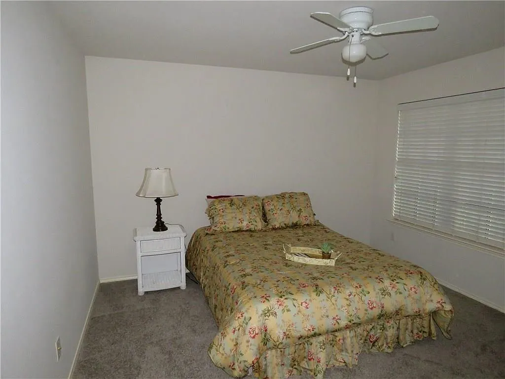 3 bed, 2.5 bath, 1939 sqft, $2,595 — Photo 4