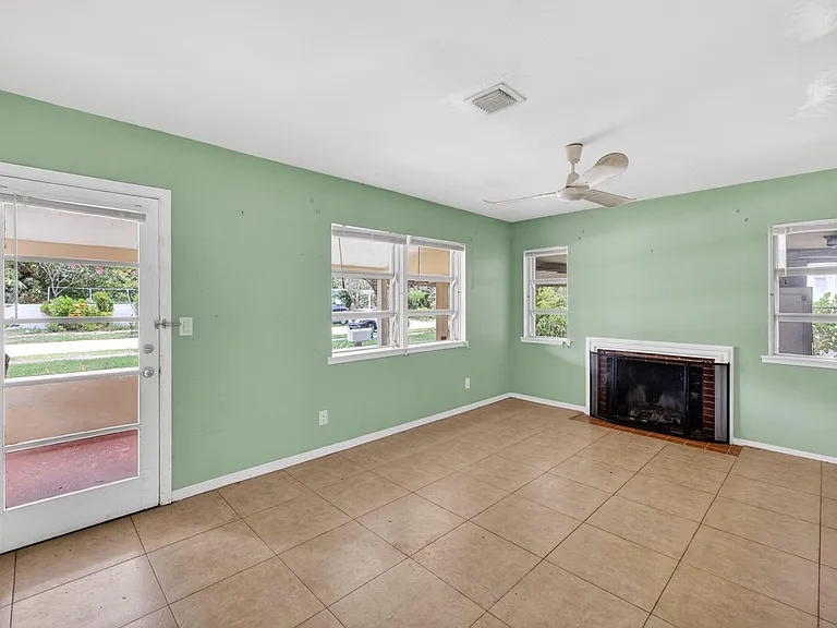 841 SW 18th Ct — Photo 17