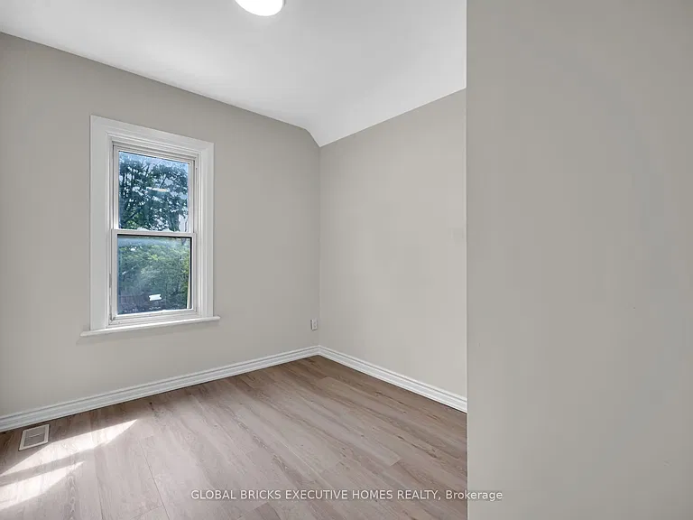 108 Lindsay St S — Photo 12