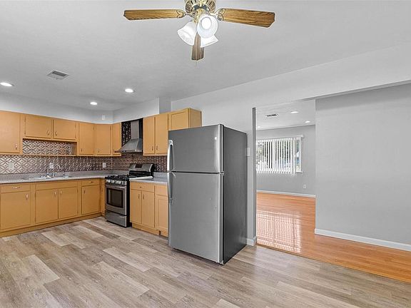5th image of 1545 Flicker Dr