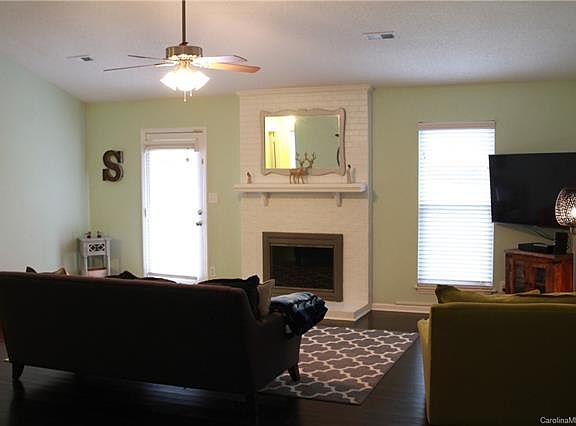 3rd image of 300 Glenora Dr
