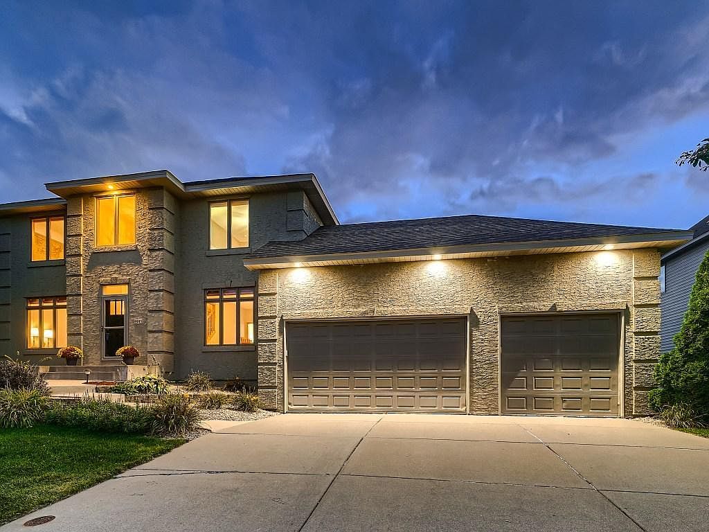 8943 Farnsworth Ave N