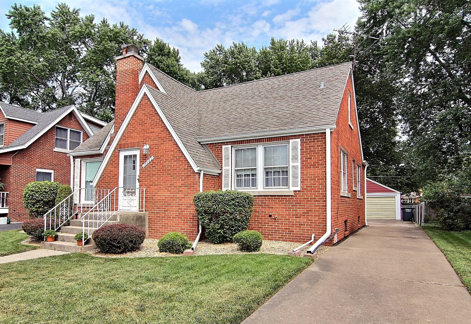 18447 Sherman St photo 1