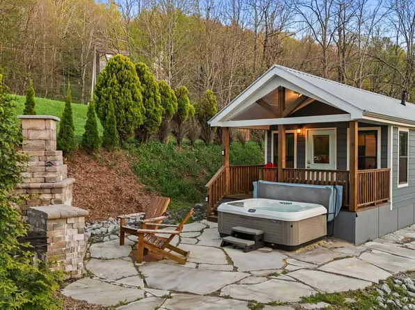 153 Cool Springs Dr, Blowing Rock, NC 28605