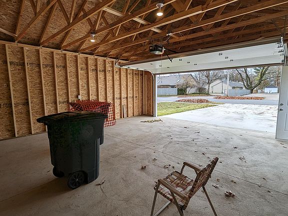 4th image of 3504 E Jefferson Blvd
