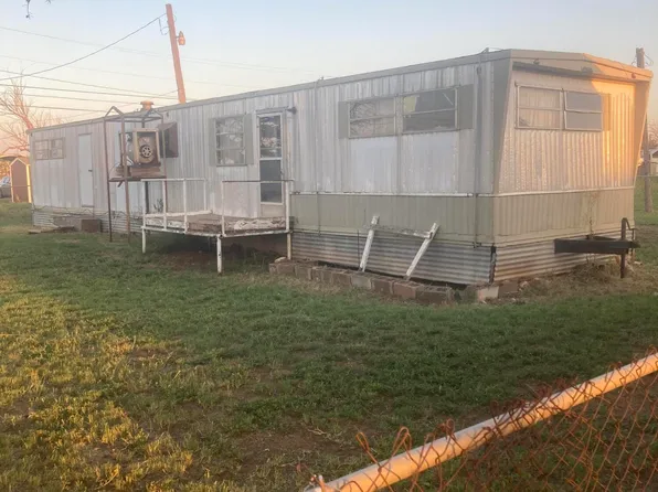 1202 S 3rd St, Brownfield, TX 79316