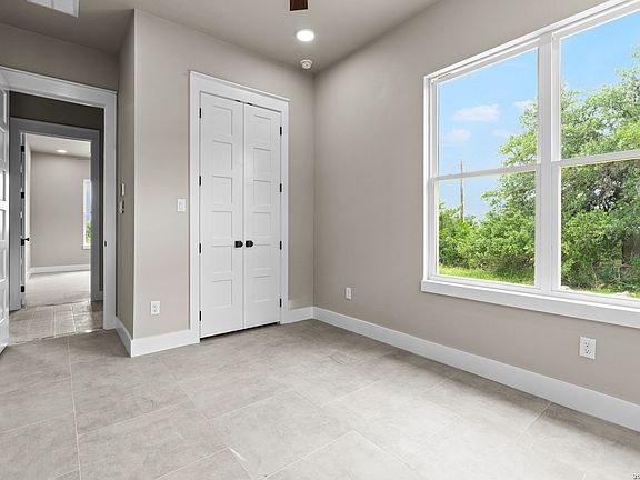 5th image of 129 Rayner Pl