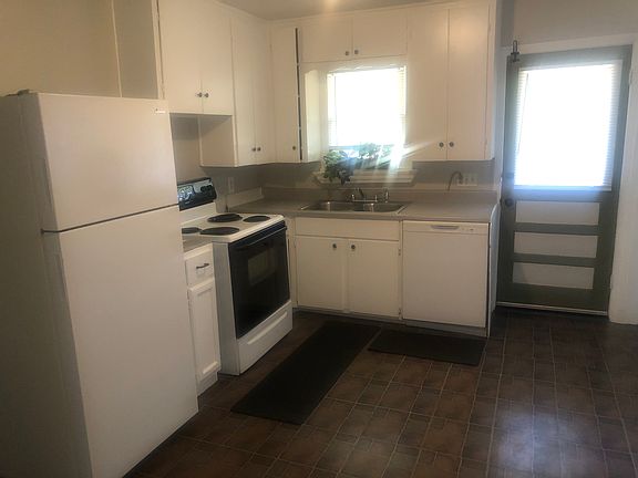 10'x13' Kitchen with dishwasher and refrigerator