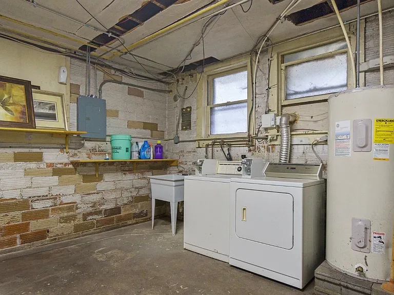 1102 Rockhill St — Photo 3