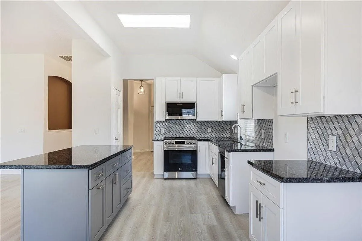 3 bed, 2.0 bath, 1595 sqft, $2,100 — Photo 2