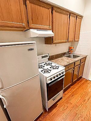 2nd image of 329 E 88th St #Fe
