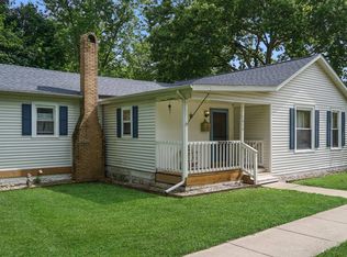 1014 3rd St, Henry, IL 61537