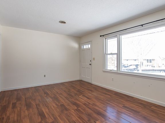 3rd image of 536 Meadowcrest Dr