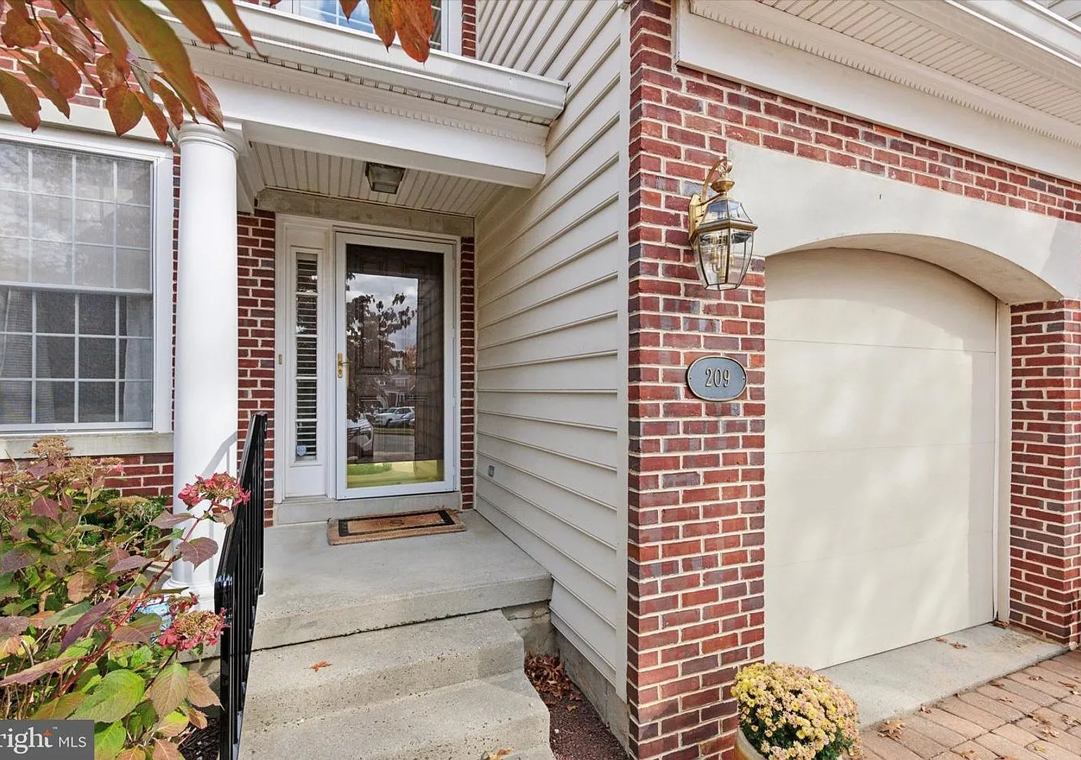 Beautiful Belle Aire Townhome with Finished Basement, Garage & Pool — Photo 2