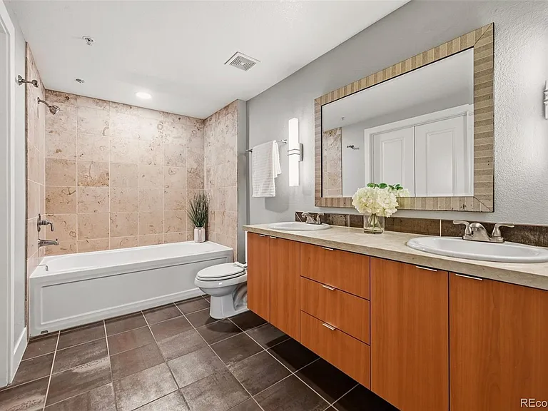 2240 N Clay St #204 — Photo 16