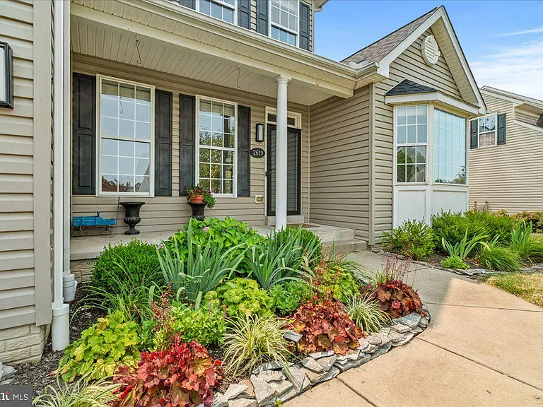 2619 Inwood Dr — Photo 2