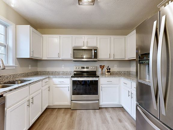 2nd image of 1007 Twin Oaks Dr