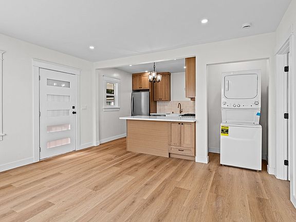 3rd image of 526 Lime Ave #B